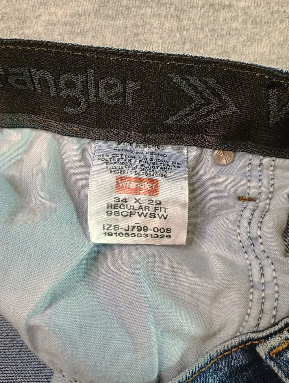 Wrangler Men's Size 34 Classic Straight Leg Blue Jeans